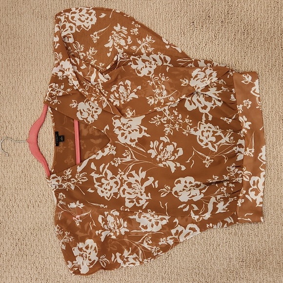 Ann Taylor Factory Caramel and White Print Top. Ruffle, Sleeveless, V Neck, Med - Picture 2 of 6